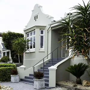 https://conifer-beach-house.port-elizabeth-hotel.com